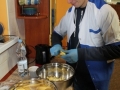 Przemek kroi ziemniaki do zupy.