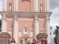Przed świątynią w Skrzatuszu.