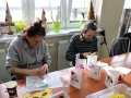 DANUTA I MIROSŁAW ZDOBIĄ KARTKI DLA PRZYJACIELA PRZEKAZANE DO HOSPICJUM