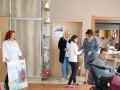11. Karolina, przyjmuje nagrodę za drugie miejsce w konkursie plastycznym.